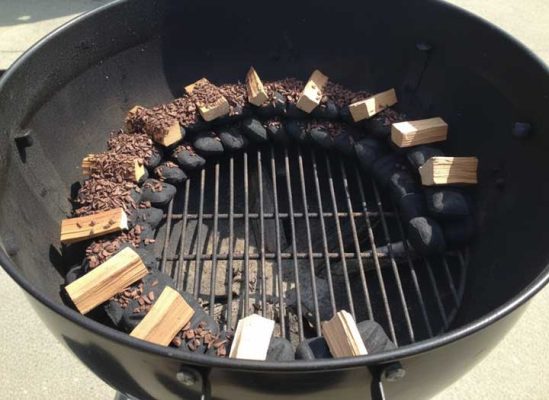 ake method i en Weber 57 cm klotgrill med briketter och rökflis